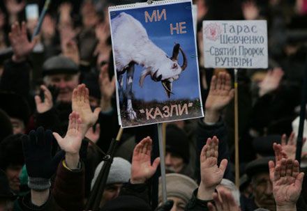 Вече Тимошенко: Луценко покаялся, Кармазин благословил (фоторепортаж)