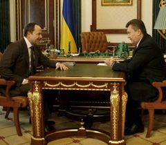 Сергій Тігіпко і Віктор Янукович спілкуються під час зустрічі в Києві. 9 березня 