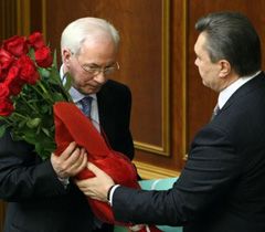 Виктор Янукович поздравляет Николая Азарова с назначением на должность премьер-министра Украины
