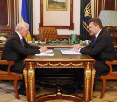 Віктор Янукович  під час зустрічі з  Миколою Азаровим. Київ, 15 березня 