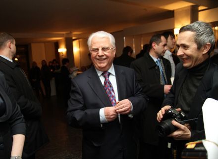 Институт мировой политики продаст 10 платьев