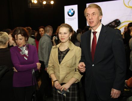 Институт мировой политики продаст 10 платьев