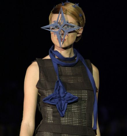 Институт мировой политики продаст 10 платьев