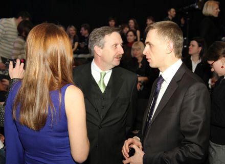 Институт мировой политики продаст 10 платьев