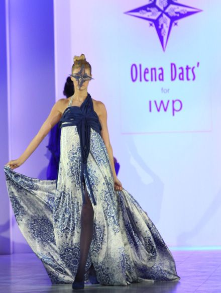 Институт мировой политики продаст 10 платьев