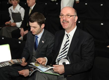 Институт мировой политики продаст 10 платьев