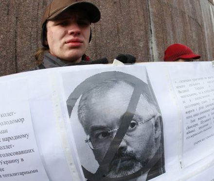 Кампанія проти Табачника: студенти відправили міністра на смітник історії
