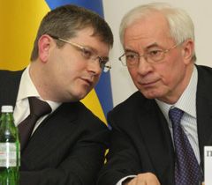 Азаров наказав Вілкулу пильнувати, як латаються дороги Азаров наказав Вілкулу пильнувати, як латаються дороги