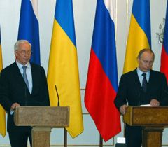 Николай Азаров и Владимир Путин во время пресс-конференции в Москве
