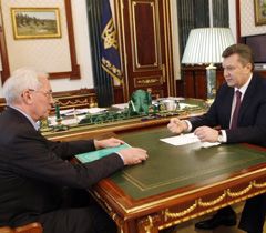 Николай Азаров и Виктор Янукович во время встречи в Киеве. 29 марта 