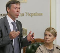 Сергій Соболєв і Юлія Тимошенко під час засідання опозиційного уряду в Києві. 31 березня 