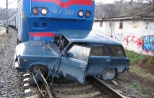 Автомобіль кинувся під потяг у Севастополі, загинула людина (фото)