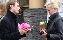 Жінкам до 8 березня пропонували горщики зі смолою (фото)