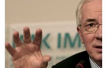 Азаров наложил табу на автомобили, мебель и ремонты