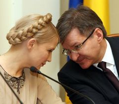 Юлія Тимошенко і Григорій Немиря перед початком засідання опозиційного уряду. Київ, 31 березня 