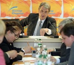 Виктор Ющенко во время заседания президиума политсовета партии «Наша Украина» в Киеве. 31 марта