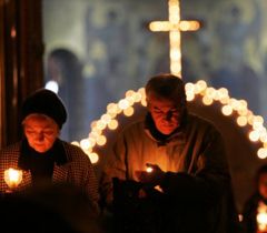 Верующие несут свечи по окончании службы в одной из церквей в Киеве в Чистый четверг. 1 апреля