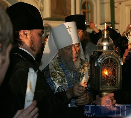 Благодатний вогонь у Києво-Печерській Лаврі зустрічали без Януковича. Президент приїхав пізніше – на Великоднє богослужіння