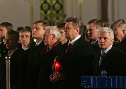 Янукович пришел на богослужение в окружении  группы высокопоставленных чиновников – в целом около 50 человек
