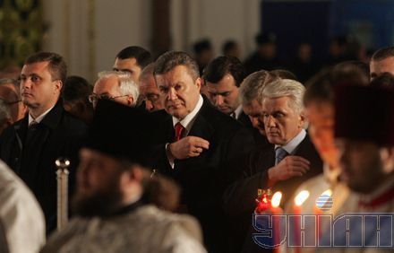 А еще Янукович призвал украинцев помолиться вместе, “чтобы Господь помог нам быть достойными, быть честными...”
