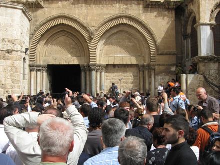 Первыми в Храм Гроба Господнего в Великую Субботу по традиции пускают делигацию армянской церкви