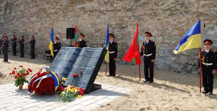 Памятник в честь 300-летия Конституции Пилипа Орлика (фото)