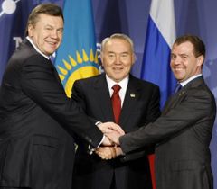 Виктор Янукович, Нурсултан Назарбаев и Дмитрий Медведев во время встречи в Вашингтоне