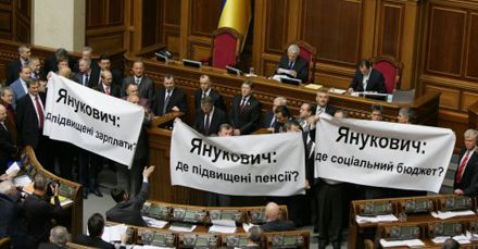 Бютівці тримають парламент у 'тонусі': трибуну блокували кілька хвилин