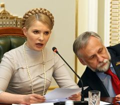 Юлія Тимошенко і Юрій Кармазін під час засідання опозиційного уряду. Київ, 15 квітня 