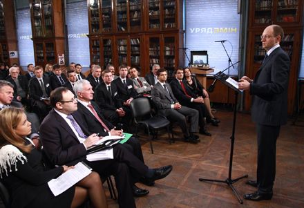 Презентація оновленого Яценюка: «Уряд змін» починається з «Фуршету»