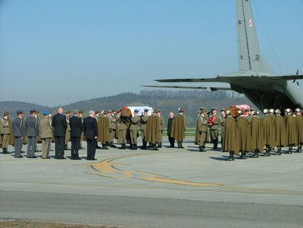 До Кракова доставили тіла Леха і Марії Качинських (фоторепортаж)