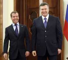 Дмитрий Медведев и Виктор Янукович во время встречи в Харькове. 21 апреля