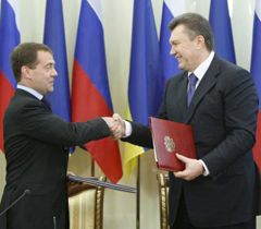 Дмитрий Медведев и Виктор Янукович обмениваются  соглашением по вопросам пребывания ЧФ РФ на территории Украины