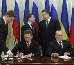 Медведев, Янукович, Миллер и Бакулин во время подписания дополнений к газовым контрактам