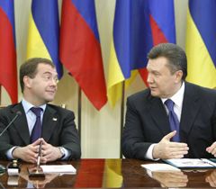 Медведєв і Янукович під час підписання Угоди між Україною і Росією з питань перебування ЧФ РФ на території України