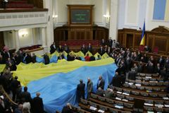 Литвин відкрив засідання ВР з-під парасолі: його закидають яйцями