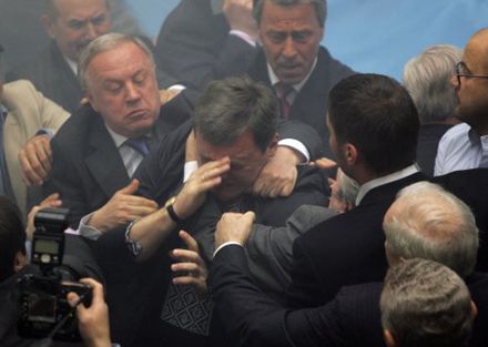 В українському парламенті пішли в хід димові шашки і російський мат