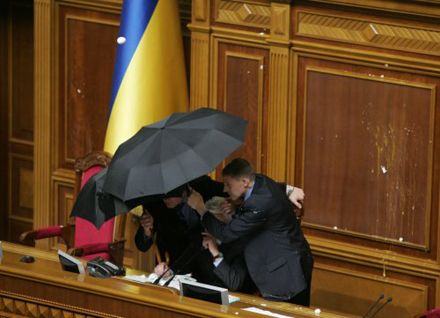 В українському парламенті пішли в хід димові шашки і російський мат