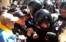 Митингующие дерутся с «Беркутом»