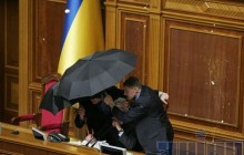 Ратифікація пакту Медведєва-Януковича: яйця, дим і спікер під парасолею (фоторепортаж)