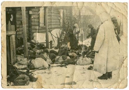 После боя на Демянском плацдарме немцы осматривают убитых советских солдат. 1942 год