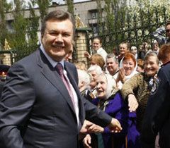 Виктор Янукович во время визита в Донецкую область. 6 мая