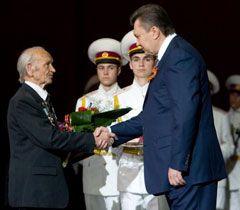 Віктор Янукович вручає нагороду ветерану  Великої Вітчизняної війни. Київ, 7 травня 