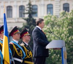 Виктор Янукович выступил на Майдане Независимости во время парада войск ко дню Победы. Киев, 9 мая