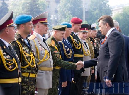 Виктор Янукович приветствует офицеров во время парада войск по случаю 65-ї годовщины Победы в Великой Отечественной войне
