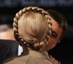 Кириленко цілує Тимошенко при зустрічі у телестудії. Київ,  14 травня