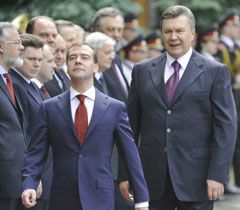 Янукович и Медведев во время церемонии официальной встречи возле АП. Киев, 17 мая