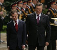 Янукович і Медведєв під час церемонії офіційної зустрічі біля АП. Київ, 17 травня 