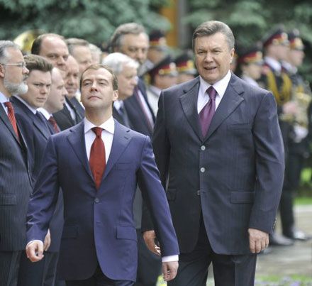 Янукович утешил Медведева, что дождь - к деньгам (фоторепортаж)