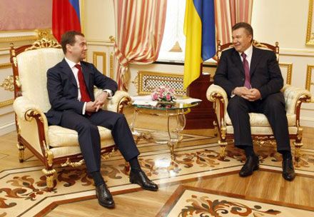 Янукович утешил Медведева, что дождь - к деньгам (фоторепортаж)